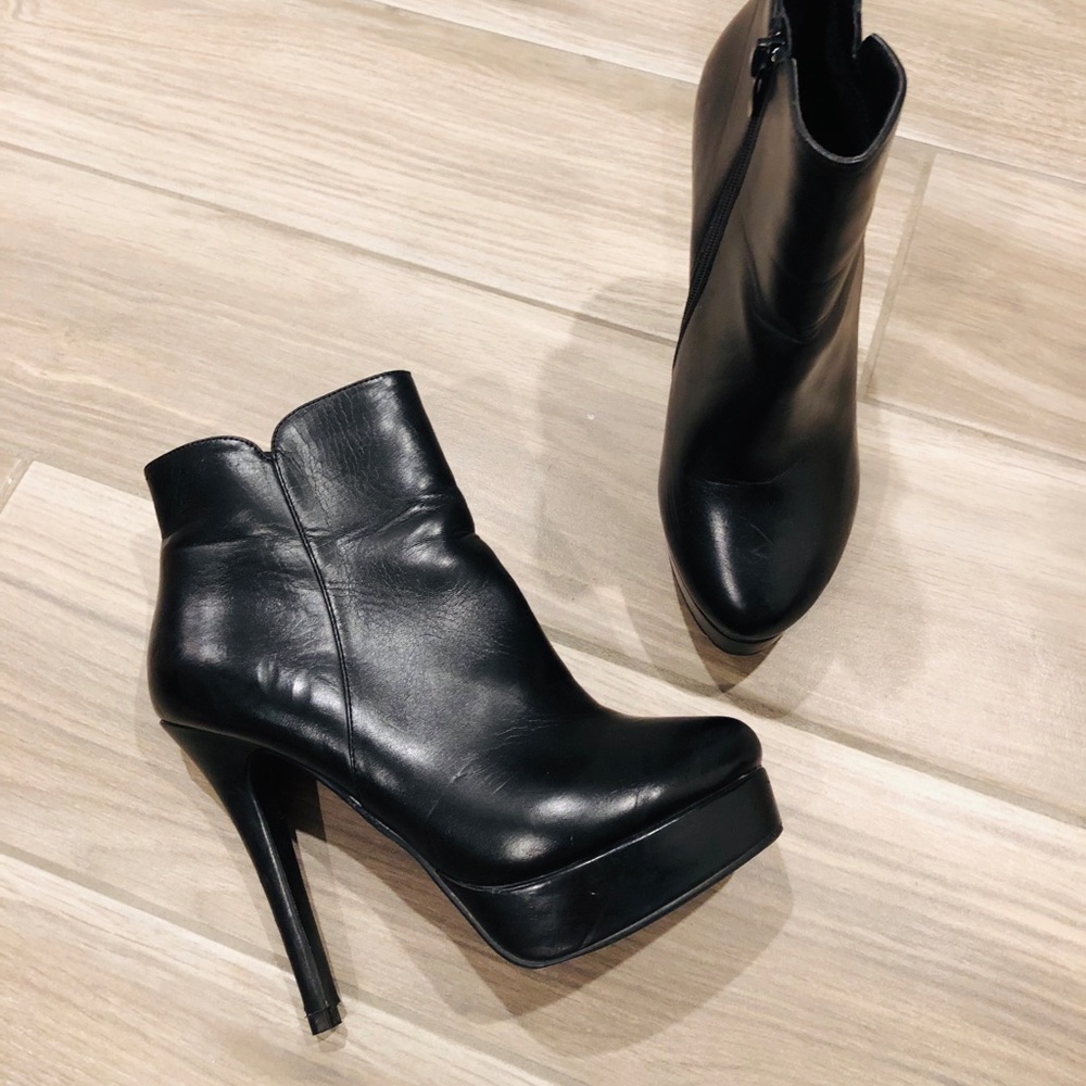 Charles David Black Leather Platform